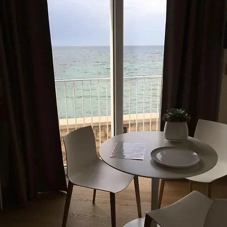 Gaura Apartment *